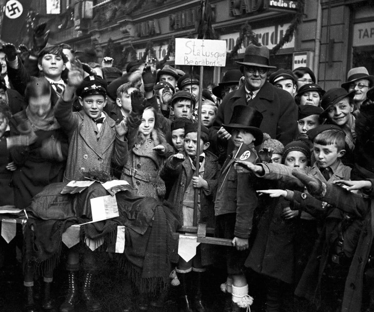 La jeunesse sarroise célèbre à Sarrebrück le retour du Land à l'Allemagne (photo : Fritz Mittelstaedt, 1er mars 1935)