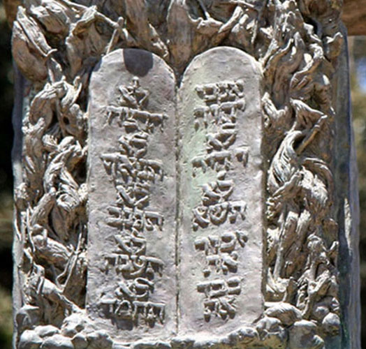 Les Tables de la Loi, détail de la Menorah de la Knesset, Benno Elkan, Jérusalem.