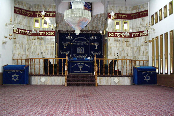 Intérieur de la kenessa (synagogue karaïte) Sahl ben Matzliah HaCohen. Intérieur de la kenessa karaïte du moshav Matzliah dans la Shéphélah, près de Ramla (Isrël). La prière s'y fait à même le sol. Agrandissement : Synagogue séphardite de Bayonne.