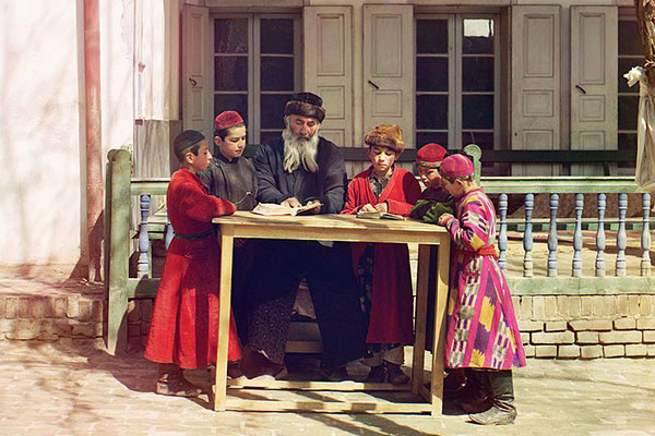Sergueï Prokoudine-Gorski, Enfants juifs avec leur professeur à Samarkand, vers 1915, New-York,, Library of Congress. Agrandissement : Ashkénazes hassidim d'Ukraine (2006).