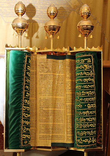 Pentateuque samaritain, synagogue samaritaine du mont Gerizim (Cisjordanie ). Agrandissement : Maurycy Gottlieb, Juifs priant dans une synagogue pour Yom Kippour, 1878, musée d'Art de Tel Aviv.