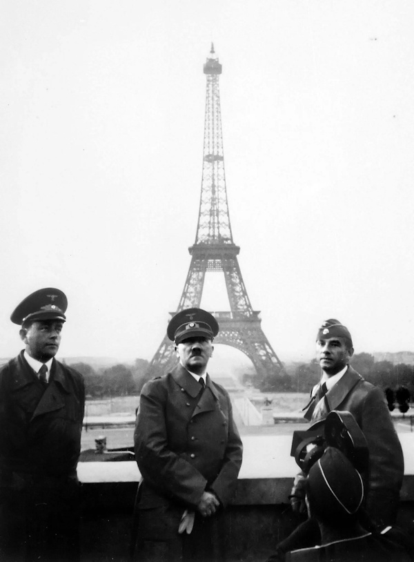 Hitler avec à sa droite Speer et à sa gauche Breker, le 23 juin 1940 à Pari