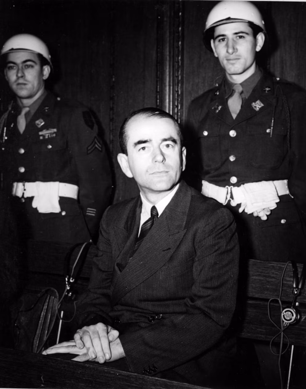 Albert Speer (19 mars 1905, Mannheim ; 1er septembre 1981, Londres) devant le tribunal de Nuremberg en 1946 ; agrandissement : Albert Speer, deuxième à gauche sur la photo, examine avec Hitler les plans du Grand Berlin