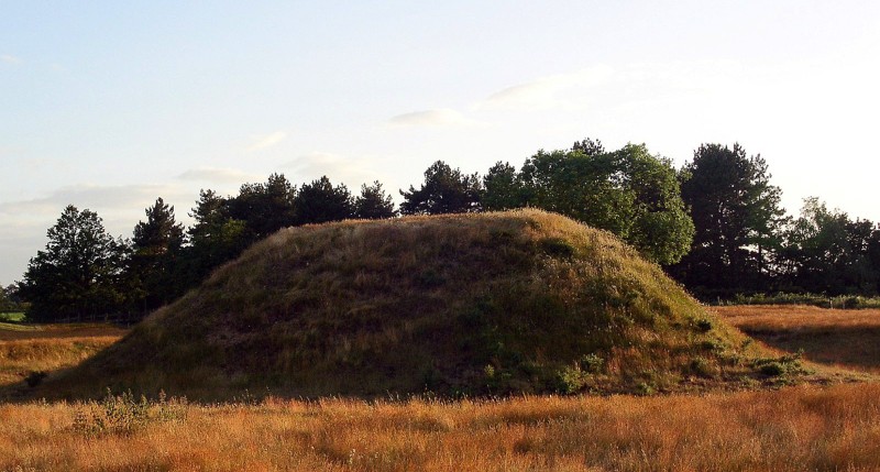 Tumulus de Sutton Hoo. En agrandissement : Vue des fouilles avec un groupe de femmes comprenant, en son centre, Edith Pretty, juillet 1939.