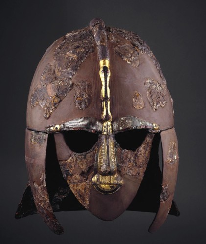 Heaume trouvé lors des fouilles de Sutton Hoo, Londres, British Museum. En agrandissement : Reconstitution du heaume, Londres, British Museum.