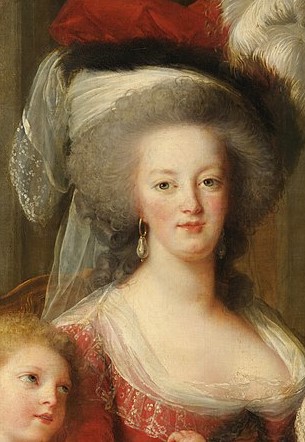 Détails de la pose de Marie-Antoinette parée seulement de ses boucles d'oreilles. Agrandissement : le coussin brodé sur lequel reposent les pieds de la reine.