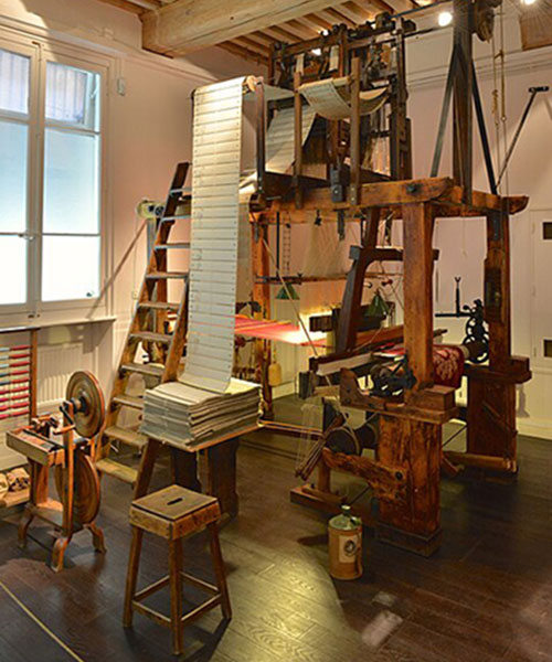Métier à bras Jacquard, Lyon, Maison des Canuts. Agrandissement : Métier Jacquard conservé au musée de la science et de l'industrie à Manchester (Royaume-Uni).