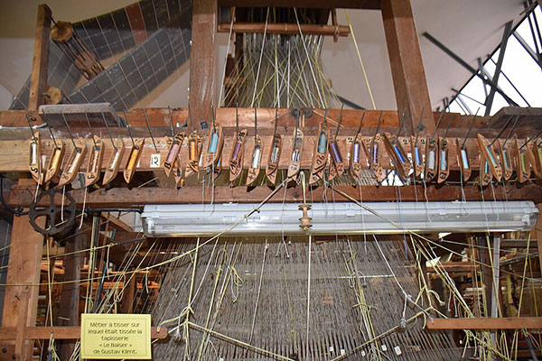 Navettes de Métier Jacquard, Maison du textile de Fresnoy-le-Grand (Aisne, Hauts-de-France). C'est avec ce métier à tisser que fut réalisée la première tapisserie Le Baiser de Klimt.