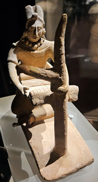 Figurine de tisserand en céramique, 600 à 900 ap. J.-C., site maya de l'île de Jaina, dans l'État de Campeche, au Mexique, musée d'Histoire naturelle du comté de Los Angeles. Agrandissement : Jean-François Millet, Briser le lin, 1850-1851, Baltimore, Walters Art Museum.