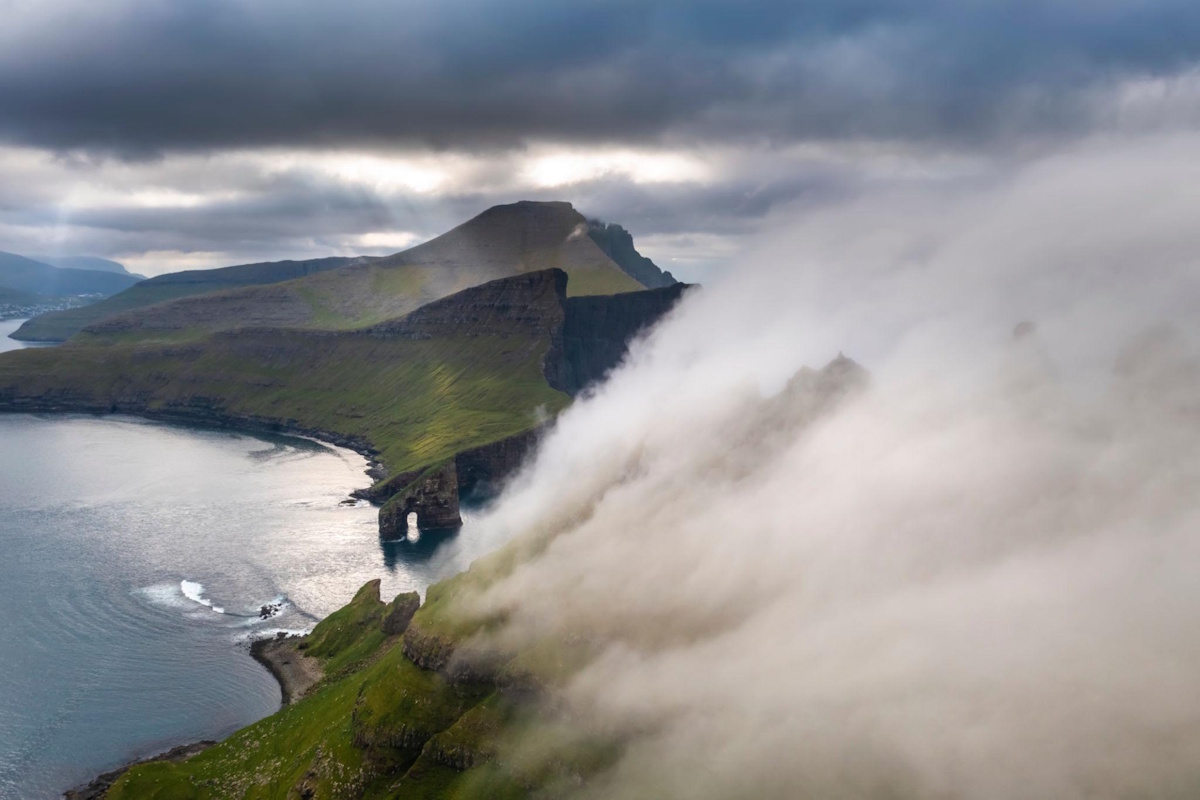 Les îles Feroe, au nord de l'Écosse, possible localisation de Thulé ; agrandissement : le soleil de minuit en Islande