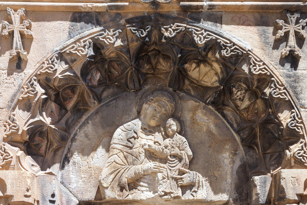 Vierge à l'Enfant (XIVe siècle), monastère de Spitakavor, Arménie. Agrandissement :  Maître-autel de la basilique catholique romaine de Sárospatak, Hongrie