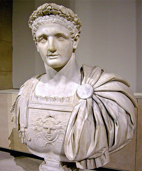 Buste du XVIIIe siècle de la tête originale de Domitien, Paris, musée du louvre. Agrandissement : Buste de l'empereur Probus, Rome, muséees du Capitole.