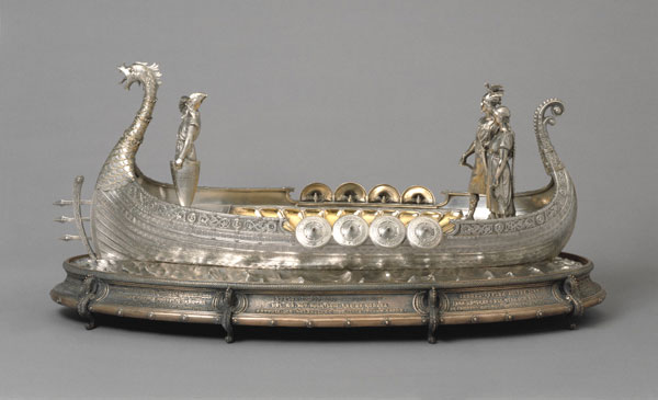 Bateau viking par le dessinateur Magnus Isaeus et le sculpteur John B&ouml;rjeson r&eacute;alis&eacute; en 1882 &agrave; l?atelier Alfred Ambrosius (&copy; Stockholm ? Su&egrave;de ? Fondation Oscar II, Cour royale de Su&egrave;de,  (Photo Kungl. Hovstaterna / The Royal Court, Sweden ? D&eacute;tail SWG). Agrandissement : Corne &agrave; boire r&eacute;alis&eacute;e par l?orf&egrave;vre Johan Petter Gr&ouml;nvall sur un dessin de Bengt Erland Fogelberg, autre chef-d??uvre de &laquo;&nbsp;style dragon&nbsp;&raquo;, Coll. de Sa Majest&eacute; le roi de Su&egrave;de, inv. CXVIG25 (Photo Sven Nilsson / The Royal Court, Sweden). 