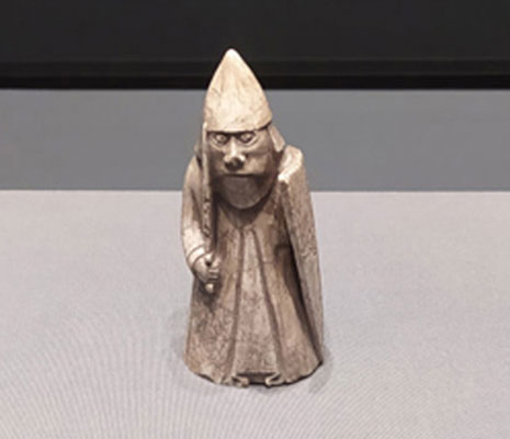 Tour. Pi&egrave;ce d?&eacute;chec du jeu de Lewis, fin du XIIe si&egrave;cle. Dent de cachalot. National museum of Scotland, &Eacute;dimbourg. (&copy; SWG)