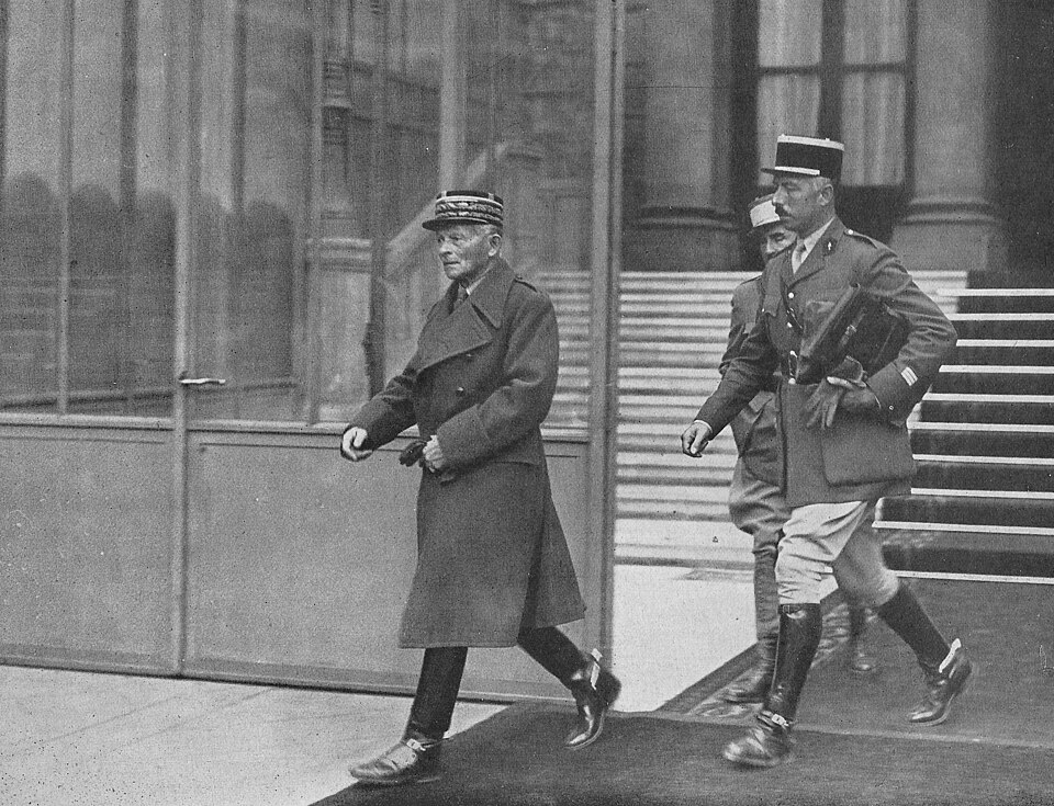 Le général Maxime Weygand (à gauche) sort de l'Élysée où il a été nommé à la tête des armées par le président Albert Lebrun