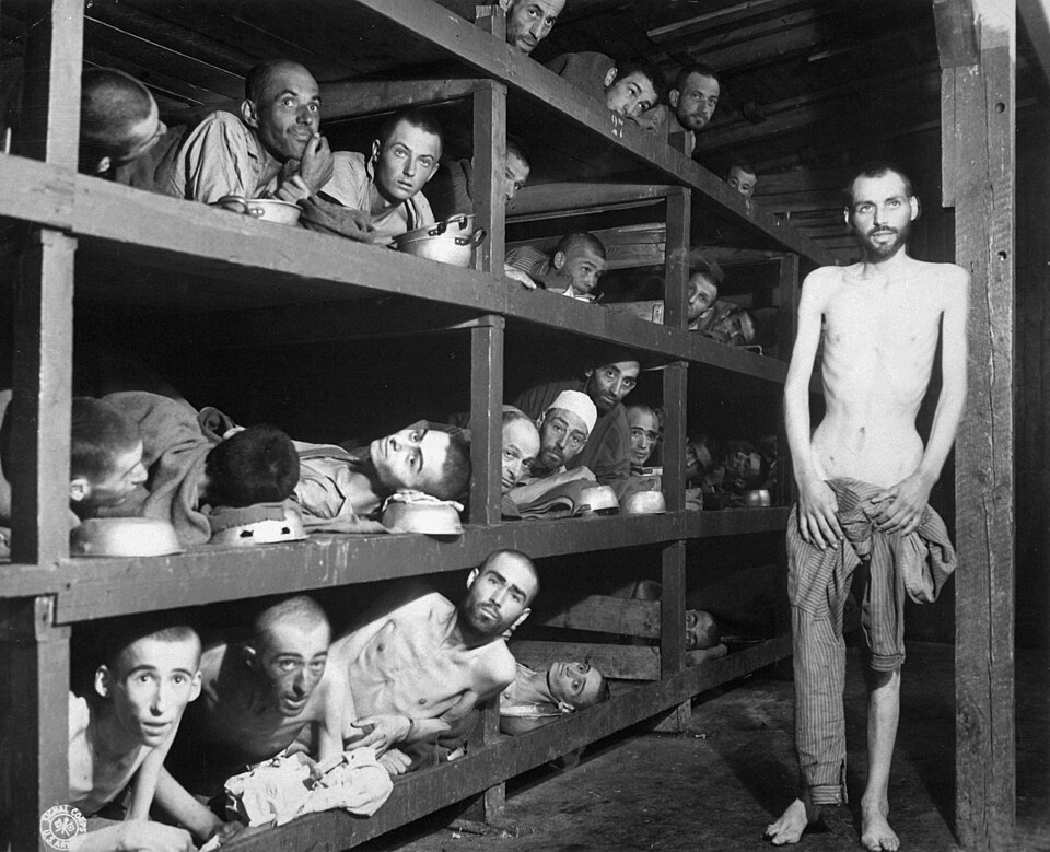 Le camp de Buchenwald à sa libération en 1945 (Élie Wiesel est le septième du deuxième rang à partir de la gauche)