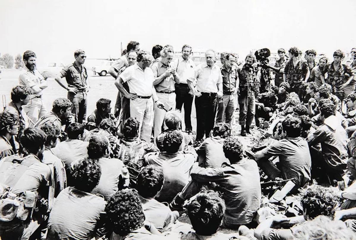 Le Premier ministre Itzahk Rabin félicite les soldats de l'opération Yonathan à leur retour d'Entebbe