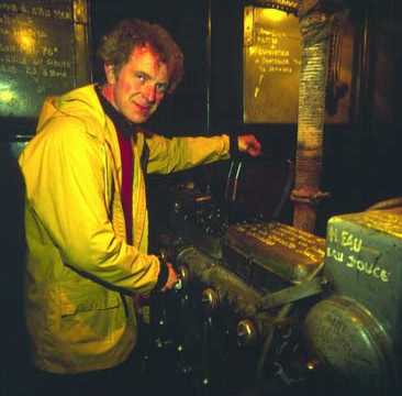 Yves Marre dans la salle des machines de la péniche Friendship, pour une réparation d'urgence