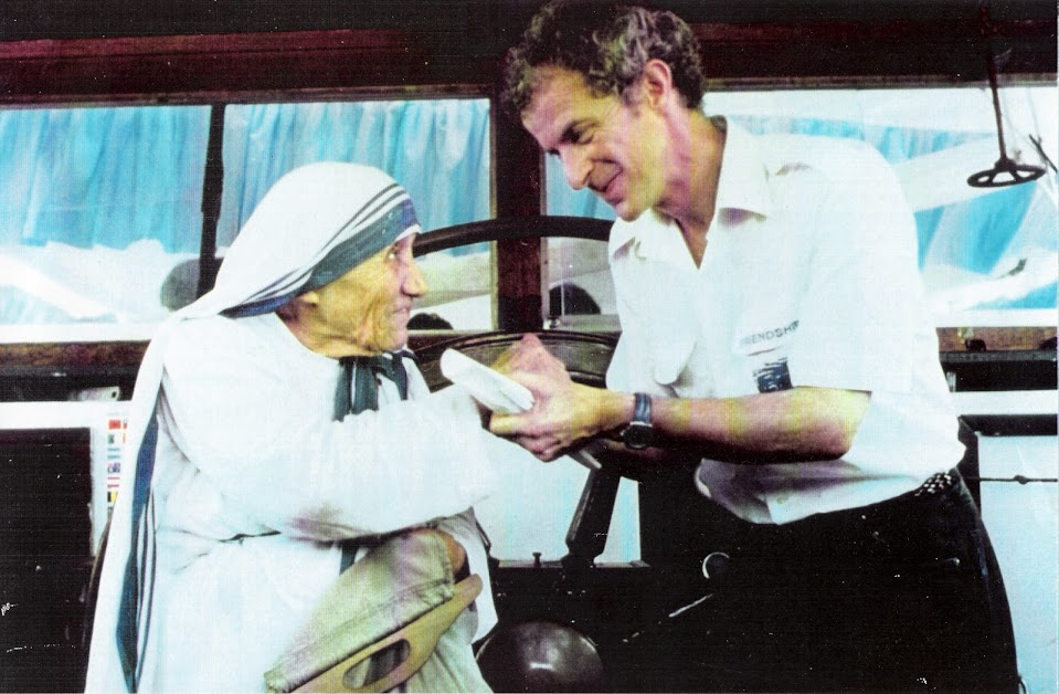 Mère Teresa sur la péniche Friendship ; agrandissement : la foule à la rencontre de Mère Teresa