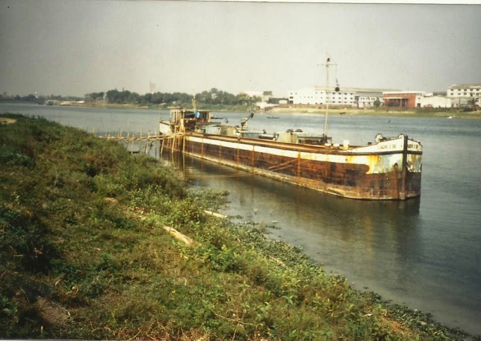 La péniche Flèche d'Or acquise pour un franc symbolique ; agrandissement : remise en état, la péniche découvre le grand large