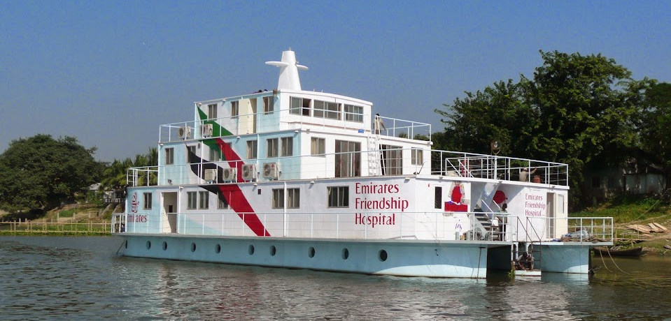 Le catamaran hôpital dessiné par l'architecte naval Marc Van Peteghem et construit au Bangladesh ; agrandissement : publicité Unilever pour l'association Friendship à Dacca