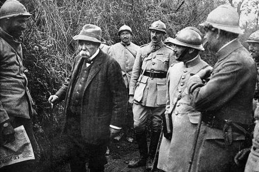 Georges Clemenceau dans les tranchées