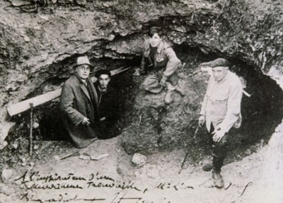 Léon Laval, Marcel Ravidat, Jacques Marsal et l'abbé Henri Breuil (28 février 1877, Mortain ; 14 août 1961, L?Ile Adam) devant l'entrée de la grotte de Lascaux