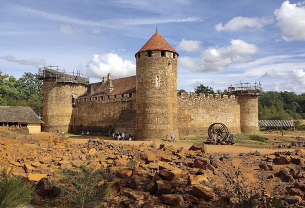 Le chantier de Guédelon en août 2020. Agrandissement : Tours de flanquement (juillet 2023).