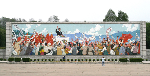 Une fresque représentant Kim Il Sung s'adressant au peuple coréen, site révolutionnaire de Kaeson à Pyongyang . Agrandissement : Peinture murale montrant l'inauguration de l'Université Kim Il-sung.