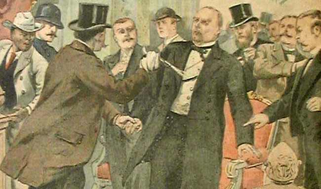 Le président William McKinley assassiné par Leon Frank Czolgosz le 6 septembre 1901, R. Viollet, DR. 