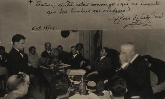 Jugement de José de León Toral (debout à gauche) avec annotation faite par l'accusé, le 18 octobre 1928 : Seigneur, si Tu es avec moi, que m'importe que les hommes me condamnent.