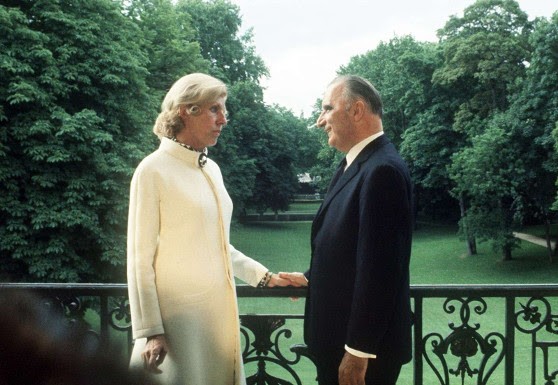 Le président Georges Pompidou pose avec son épouse Claude (DR)
