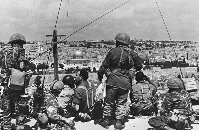 Soldats isra&eacute;liens face &agrave; J&eacute;rusalem-Est (1967)