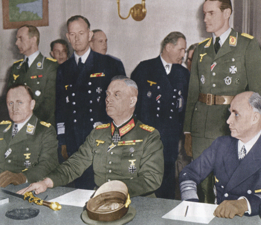 Capitulation du IIIe Reich &agrave; Berlin : les pl&eacute;nipotentiaires allemands (le g&eacute;n&eacute;ral Hans Juergen Stumpff, commandant en chef de la Luftwaffe, le mar&eacute;chal Wilhelm Keitel, chef d'&eacute;tat-major de la Wehrmacht, l'amiral Hans Georg Von Friedebourg, Kriegsmarine, source : ECPAD)