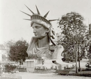 La Libert&eacute; &eacute;clairant le monde pr&eacute;sent&eacute;e &agrave; l'Exposition universelle de Paris, en 1878