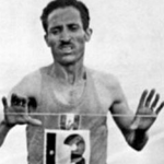 Alain Mimoun à l'arrivée du marathon de Melbourne (1956) Alain Mimoun à l'arrivée du marathon de Melbourne (1956)