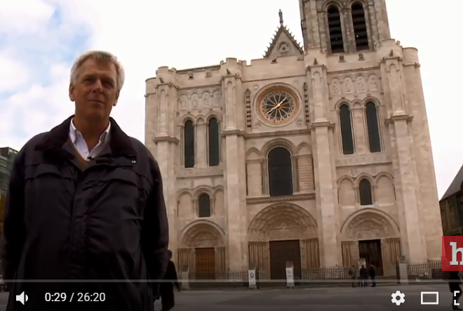 Jacques Moulin devant la façade de l'abbatiale-cathédrale de Saint-Denis (vidéo)